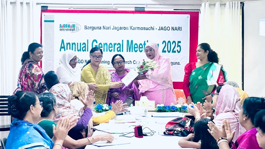 Jagonari General Council congratulates awardees with flowers at the annual general meeting