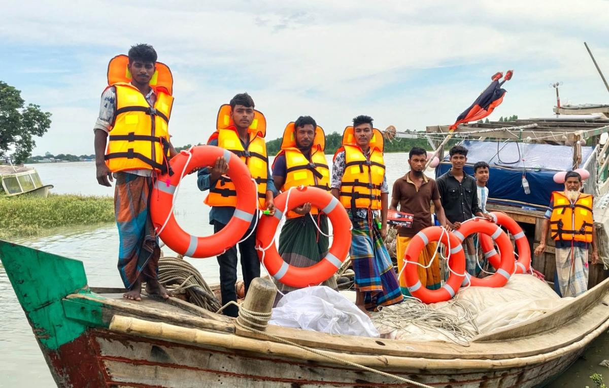 Distributing Safety Equipment to Fishermen to Ensure Safe Sea Voyages